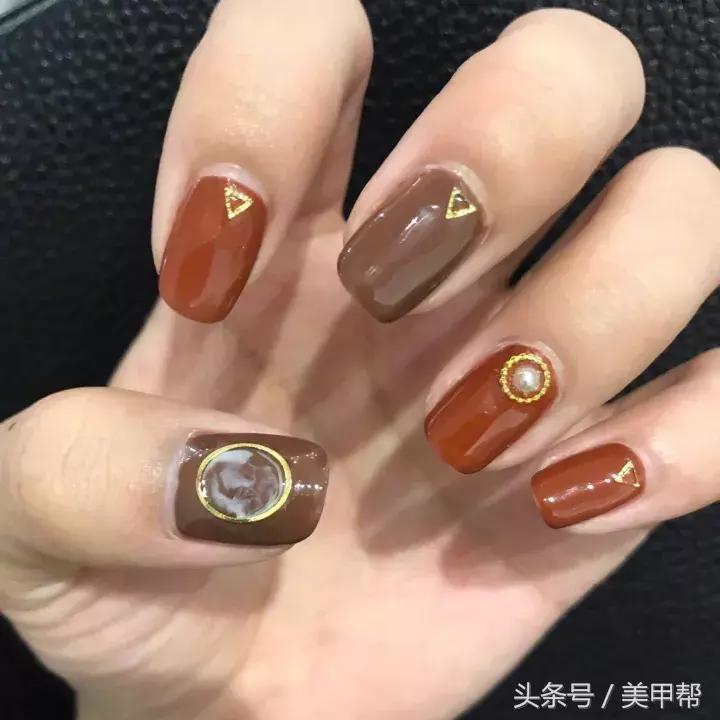 焦糖色美甲显白还是显黑,焦糖色系美甲