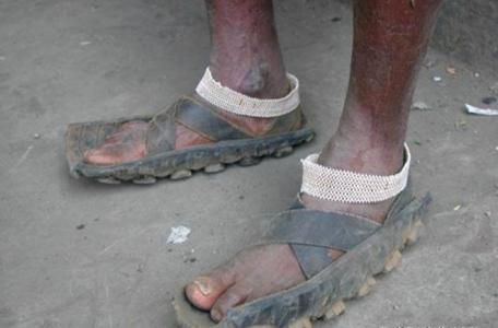 中国旧衣服在非洲很畅销，看到最后一件中国学生笑了！