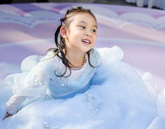 甜馨弹钢琴是啥牌子的钢琴,甜馨弹钢琴天空之城视频曝光