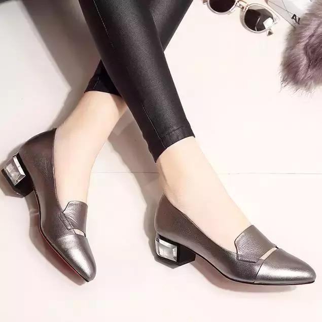 周末摆脱小细跟，粗跟鞋舒适又时髦