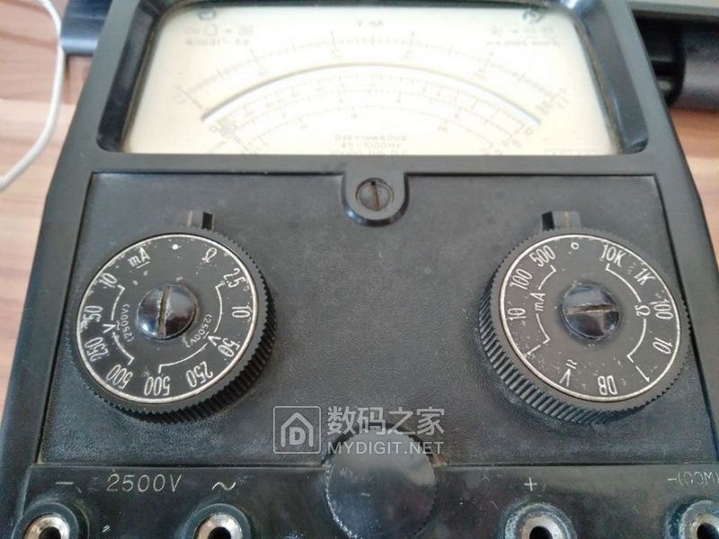 一块1964年2月上海震华电器厂制造500型万用表！