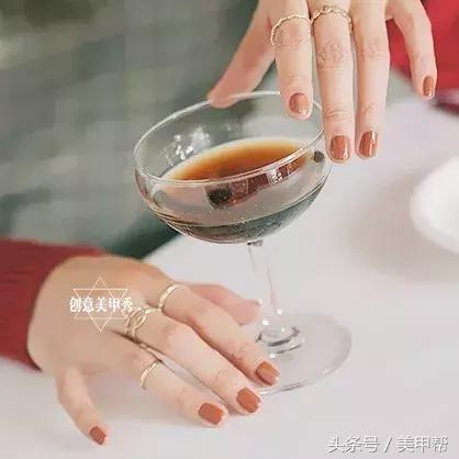 焦糖色美甲显白还是显黑,焦糖色系美甲