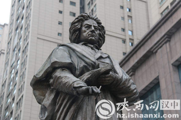 汉中堂宏广场一草一木皆是秋