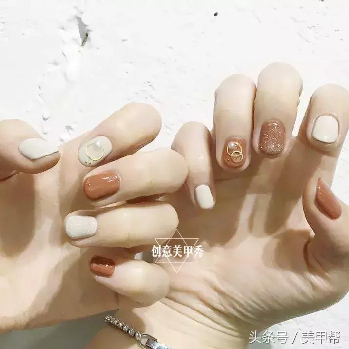 焦糖色美甲显白还是显黑,焦糖色系美甲