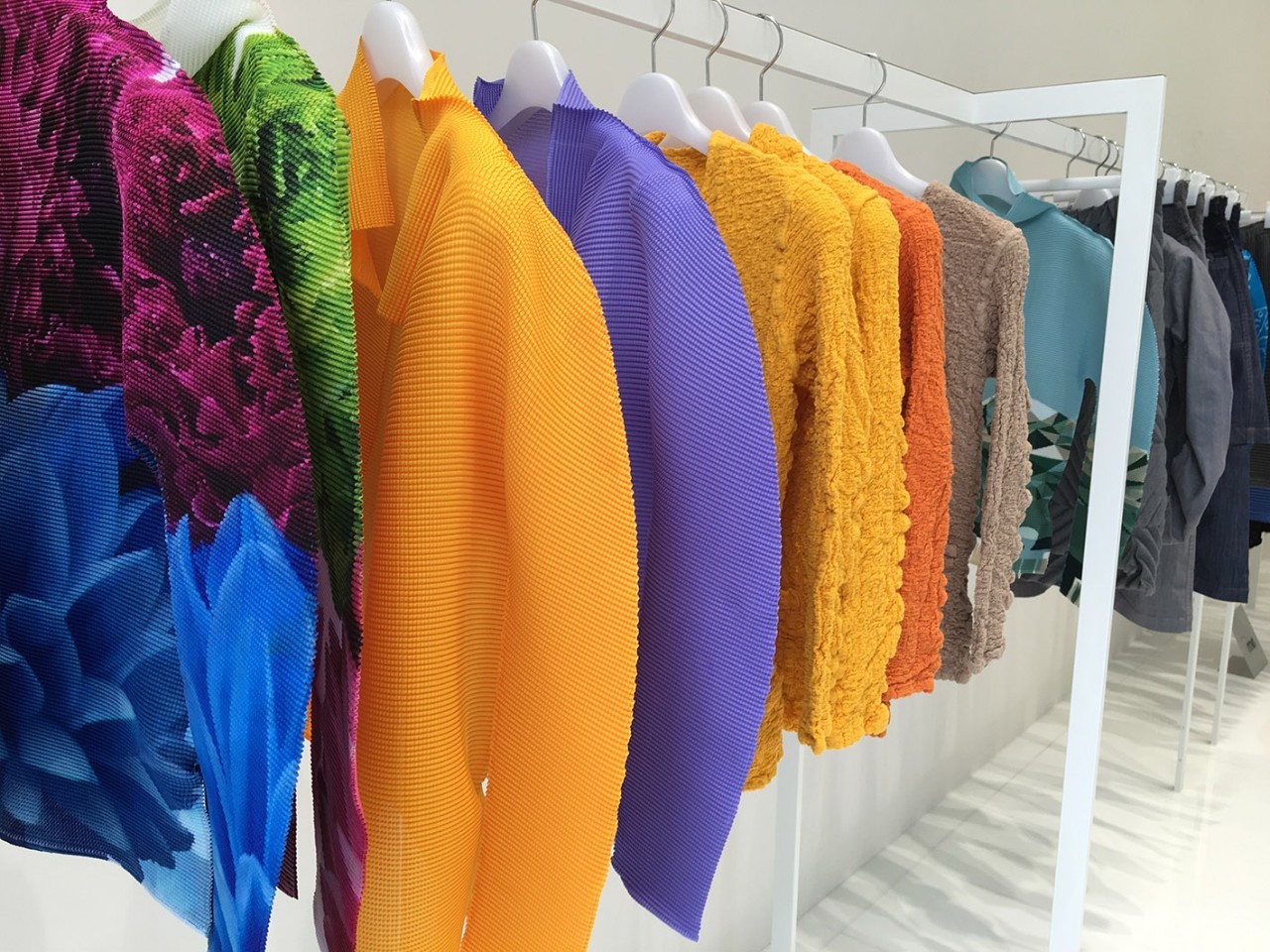 三宅一生西装搭配牛仔裤,逛三宅一生专柜