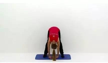 拉伸小腿最有效的动作,最简单的拉伸小腿动作