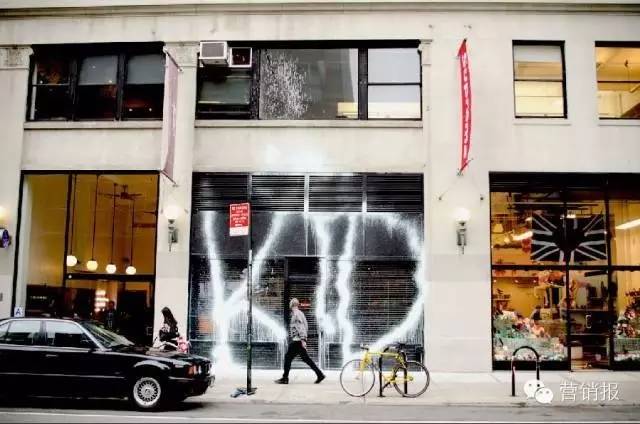 1件T恤卖上千元美金抢购现场需警察维持秩序，Supreme为什么这么牛！