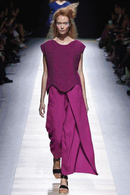 三宅一生西装搭配牛仔裤,逛三宅一生专柜