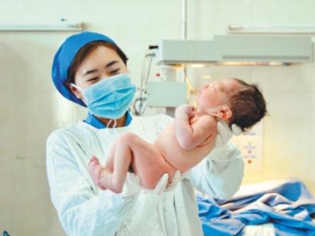 胎儿在妈妈的身体里面是什么样的,胎儿从子宫出来过程