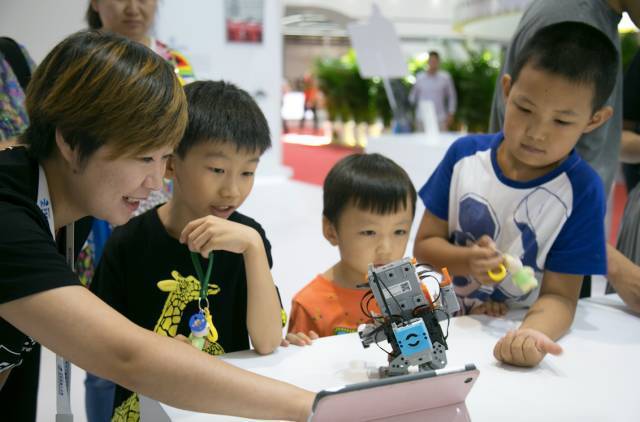 80后妈妈的焦虑,80后的宝妈为了孩子拼尽全力