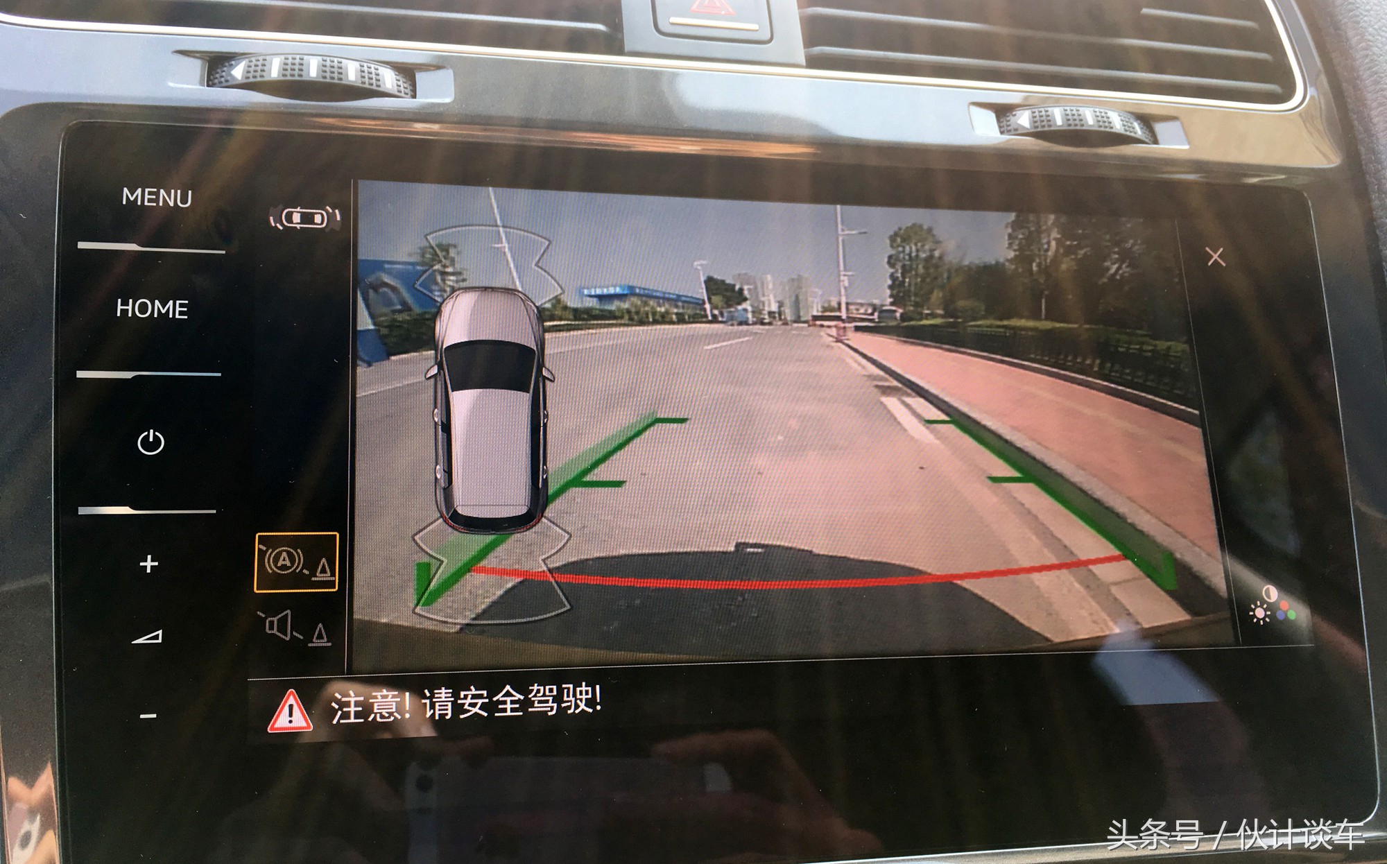 全新大众高尔夫实车非常的靓眼,大众高尔夫到底是一款什么样的车