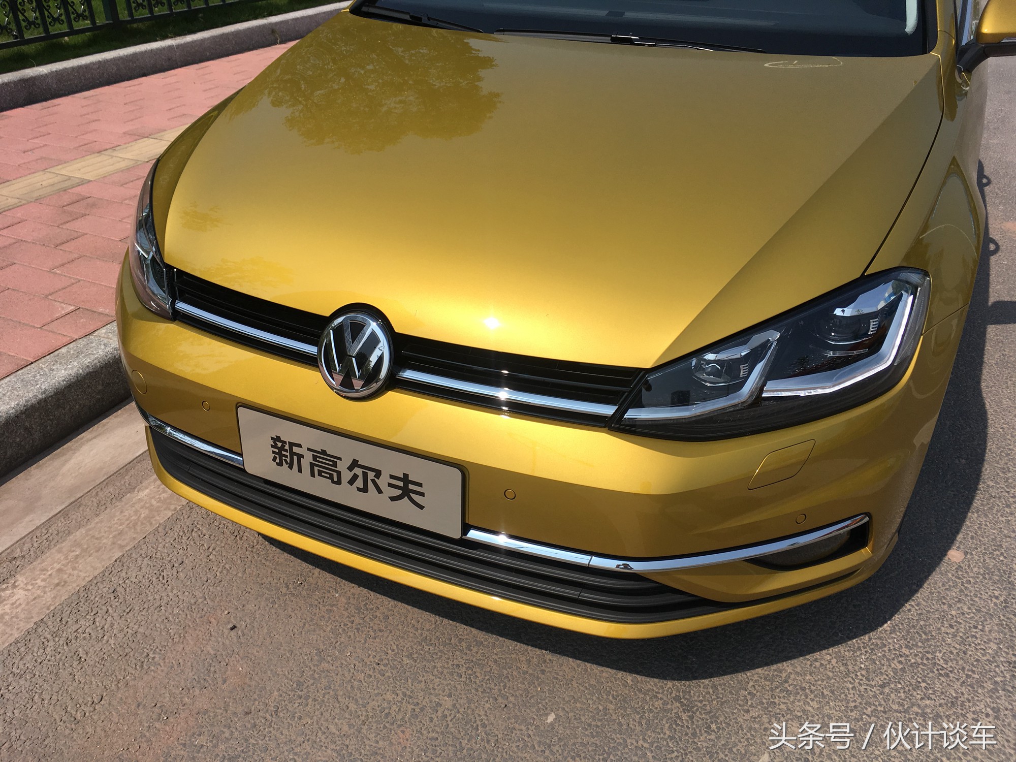 全新大众高尔夫实车非常的靓眼,大众高尔夫到底是一款什么样的车