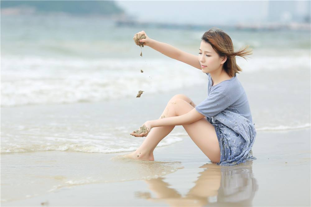 女生肢体动作说明什么,女性小动作背后的答案