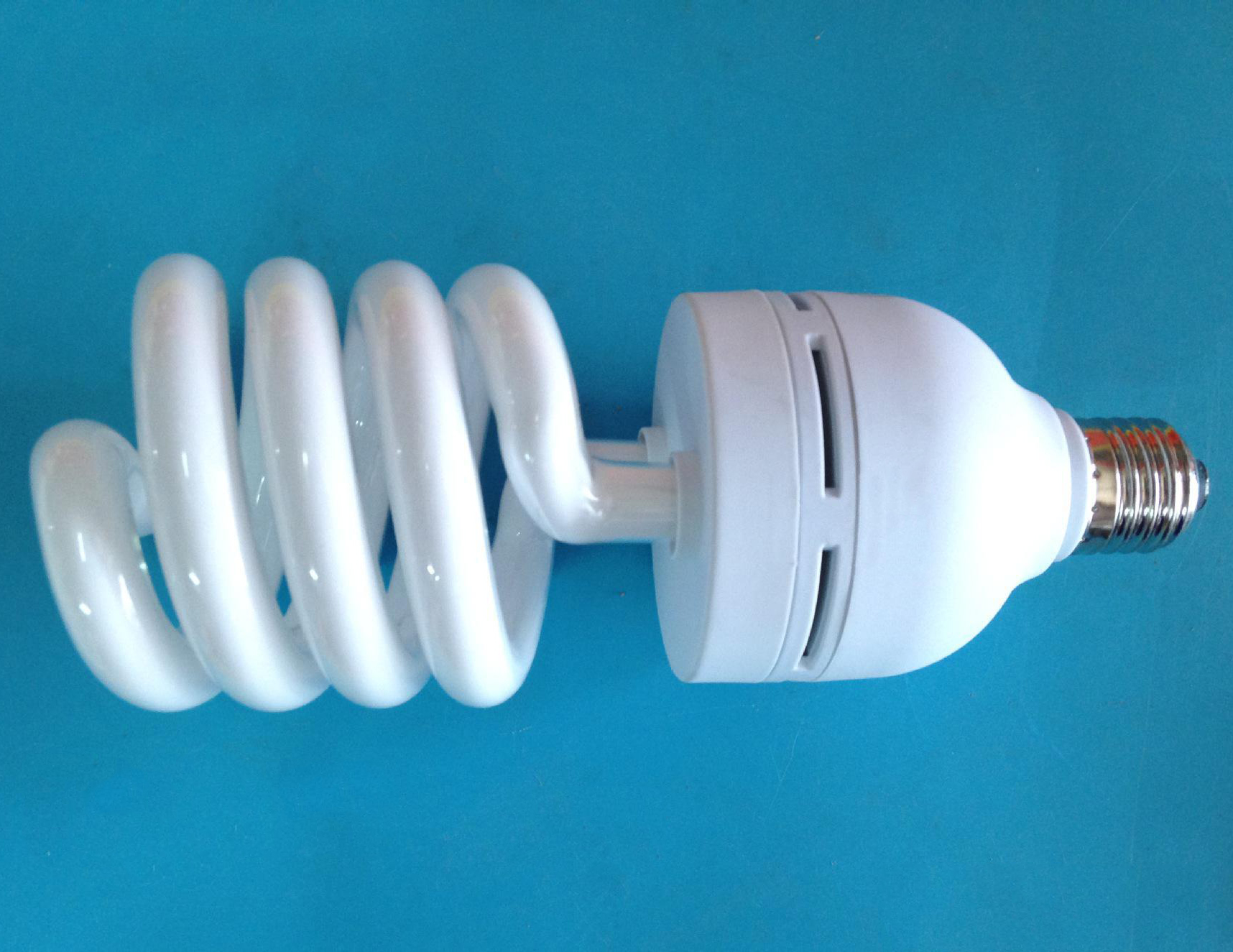 led灯白炽灯节能灯哪种对眼睛好,螺旋型节能灯和球泡型led灯哪个好