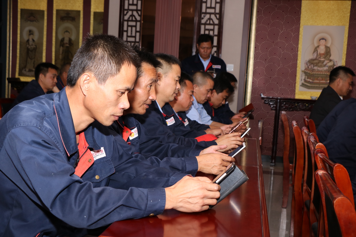 上海火炬润滑油举办10月庆祝员工生日晚会