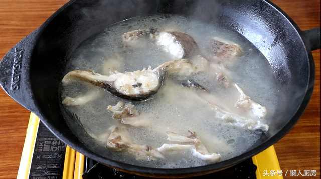 草鱼怎么做好吃教你做炖鱼,家常炸草鱼块炖鱼的做法大全