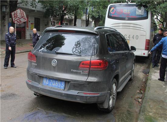 警察假扮中介视频,警察突袭贩毒团伙