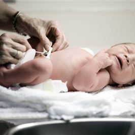 宝宝红屁股还破皮了怎么护理,婴儿红屁屁擦清皮肤可以吗