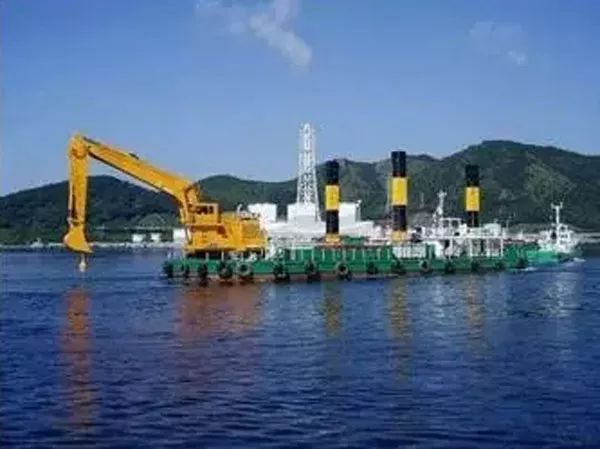 “天鲲”挖泥有多牛？削岩如泥1小时在足球场堆层楼