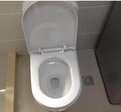 万万没想到，马桶堵了用开水就能通？看完老师傅的操作我信了！