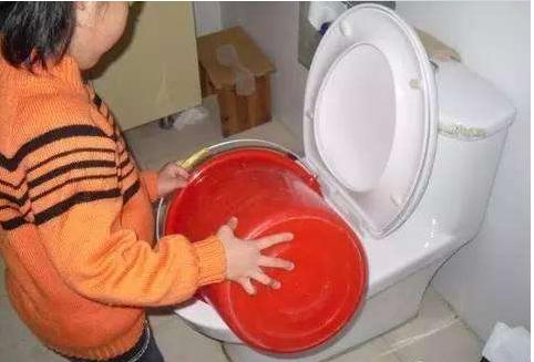 万万没想到，马桶堵了用开水就能通？看完老师傅的操作我信了！
