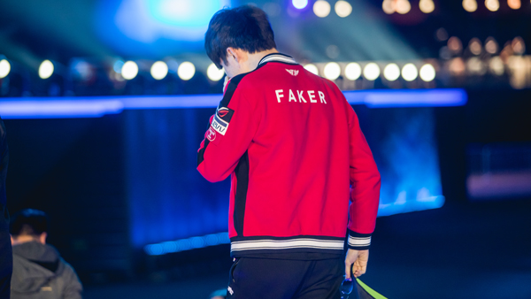 Faker“原味”队服竟拍卖1.5万人民币？网友：李哥还是有排面的！