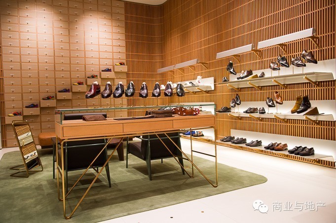 海外爆买族正激活日本，东京银座为此开出了最大商业体和最大免税店。。。