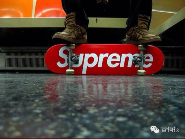 1件T恤卖上千元美金抢购现场需警察维持秩序，Supreme为什么这么牛！