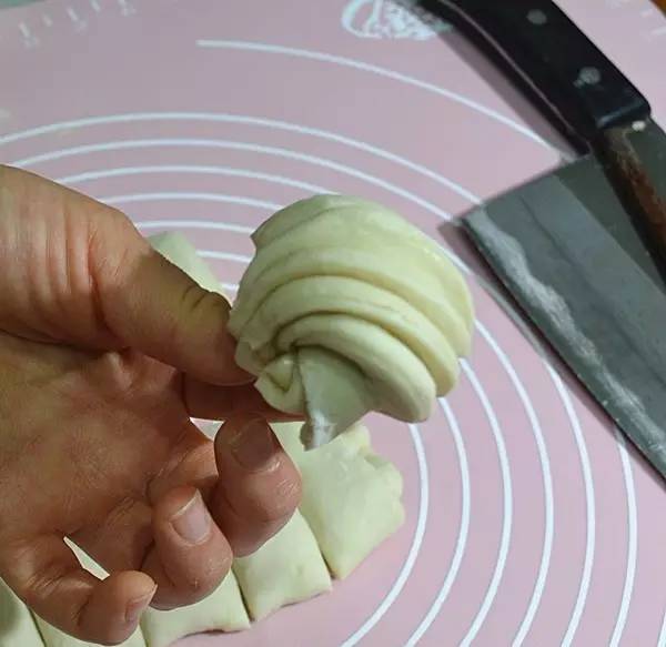 花卷怎么包又好看又简单,一次做400个花卷怎么操作