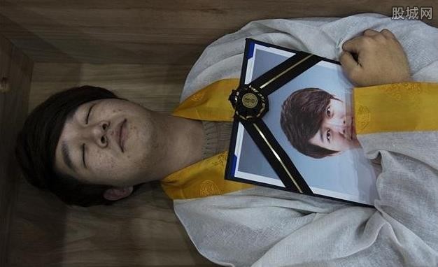 侠盗盗走瑰宝，被妙龄女子追杀走上绝境，再次醒来穿喜袍躺棺材