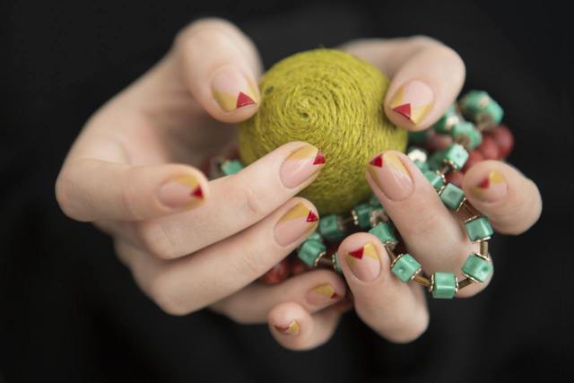 涂指甲油的正确步骤与技巧,怎样才能涂指甲油是正确的方法