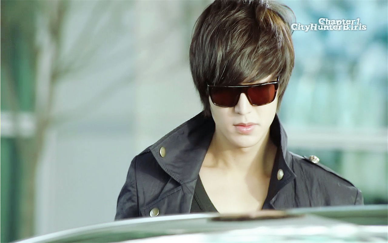 侠盗盗走瑰宝，被妙龄女子追杀走上绝境，再次醒来穿喜袍躺棺材