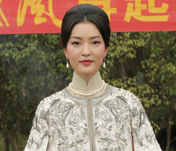 杜鹃模特高级感图片,杜鹃变身超然