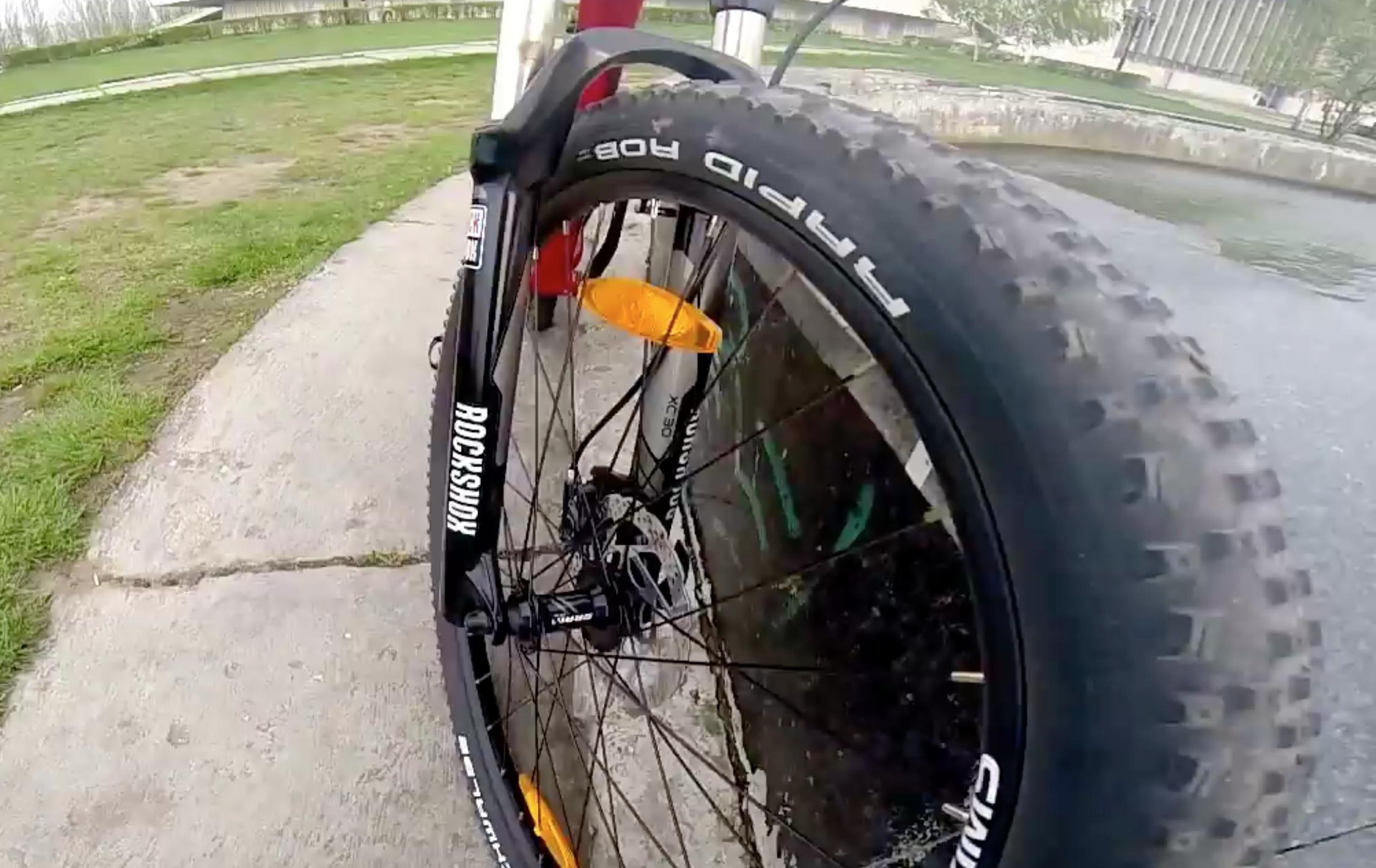 为你讲讲电影《七十七天》男主角穿越无人区的自行车究竟出自何方