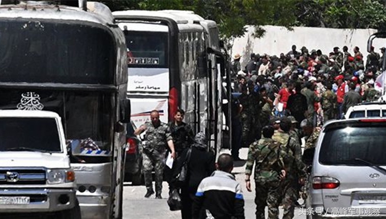 大批IS携带重*器武**公然从卡迈勒出逃，俄叙空军干着急却炸不了