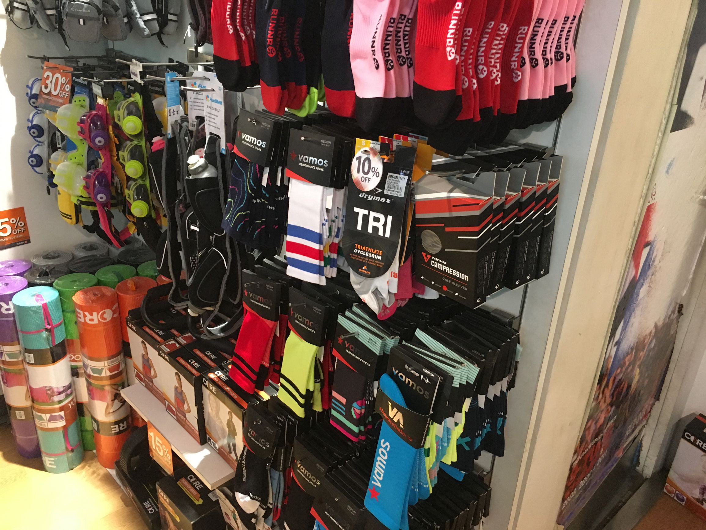 跑步也是门生意，这家门可罗雀的跑步用品店就能做到月入10万