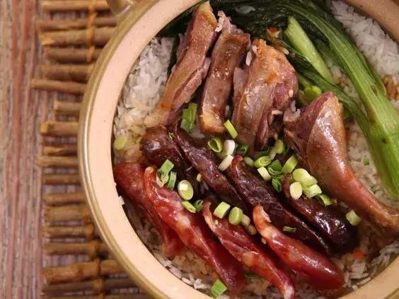 据说好的煲仔饭里的米饭啊，比肉还香！