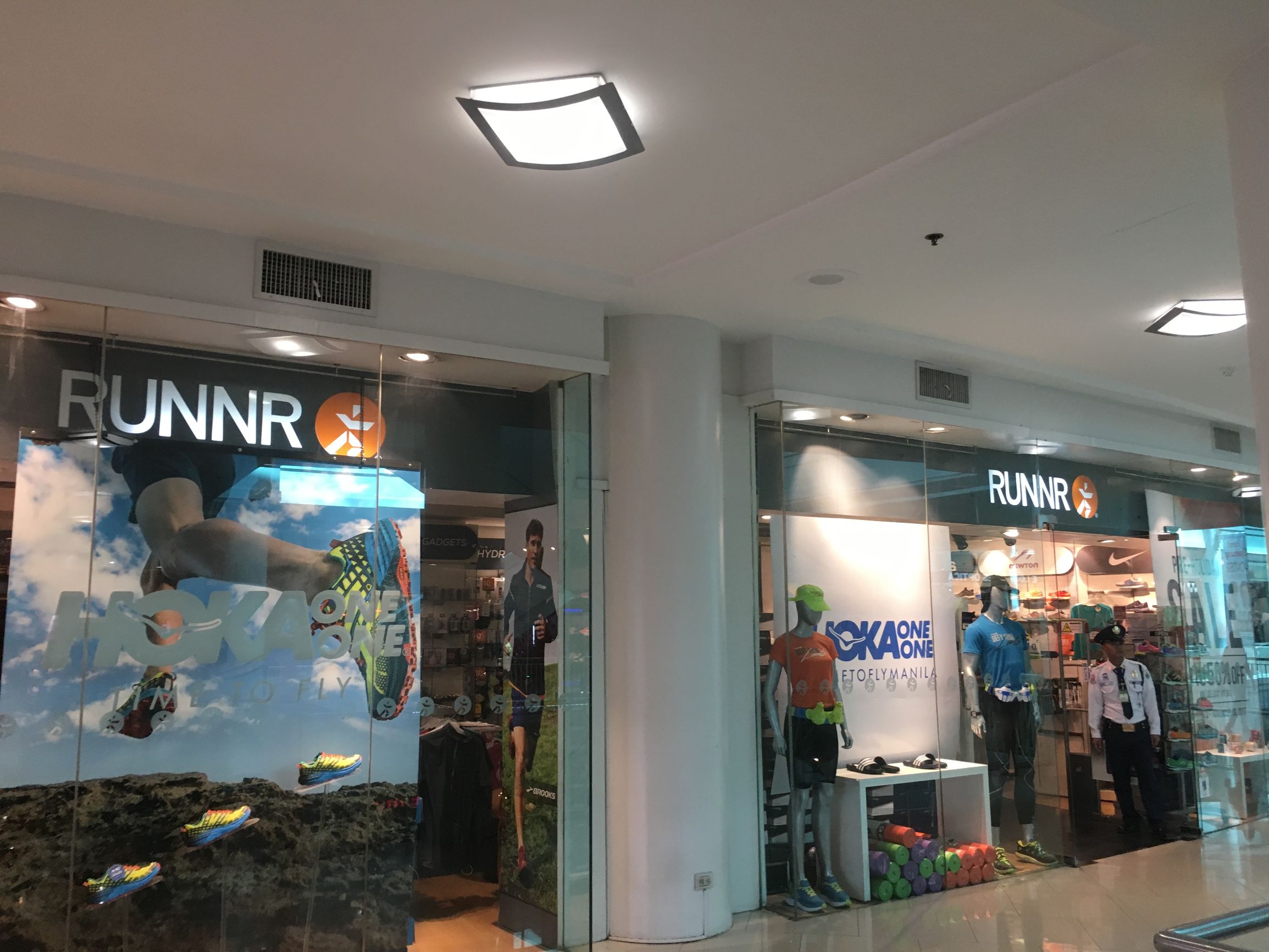 跑步也是门生意，这家门可罗雀的跑步用品店就能做到月入10万