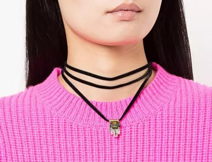 红色毛衣配什么毛衣链好看,想把毛衣穿时髦从拒绝这3款开始