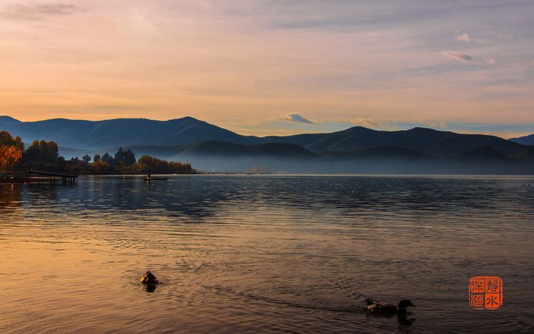 泸沽湖洗涤心灵的纯净之地,泸沽湖迷人的倒影