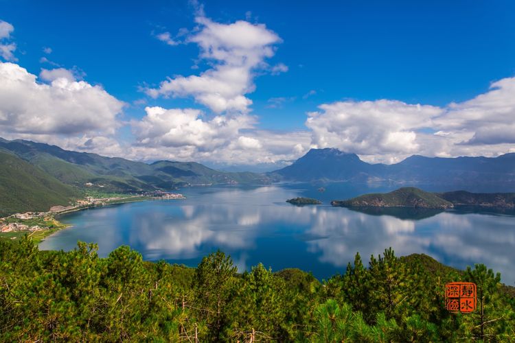 泸沽湖洗涤心灵的纯净之地,泸沽湖迷人的倒影