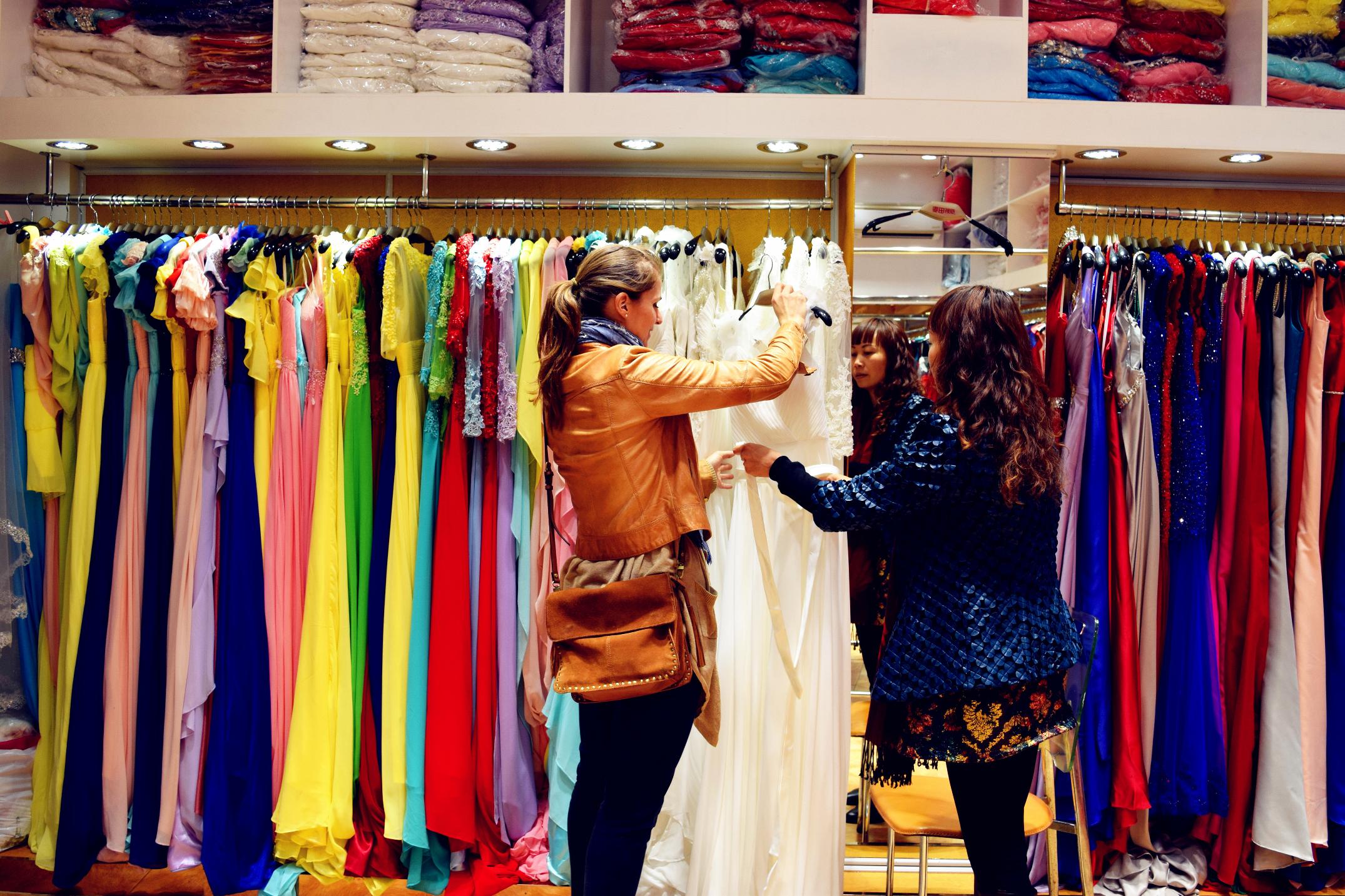 海珠｜遭遇电商冲击，婚纱街使出这些招数抓住客户