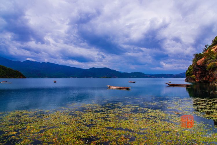 泸沽湖洗涤心灵的纯净之地,泸沽湖迷人的倒影