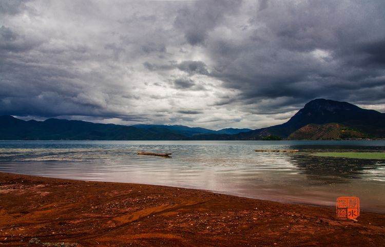 泸沽湖洗涤心灵的纯净之地,泸沽湖迷人的倒影