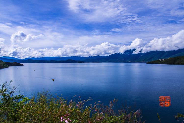 泸沽湖洗涤心灵的纯净之地,泸沽湖迷人的倒影