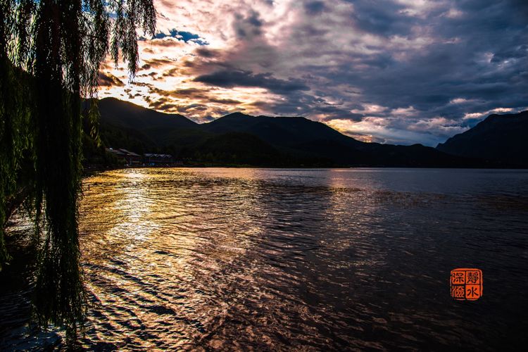 泸沽湖洗涤心灵的纯净之地,泸沽湖迷人的倒影