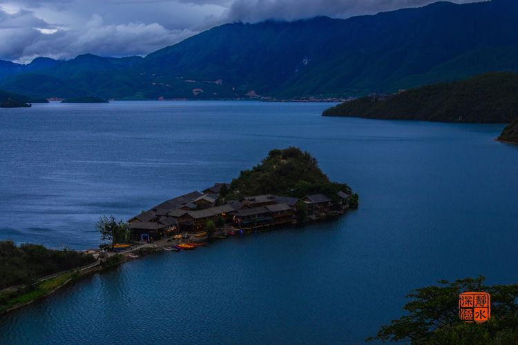 泸沽湖洗涤心灵的纯净之地,泸沽湖迷人的倒影