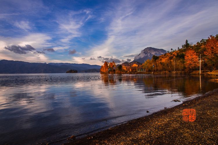 泸沽湖洗涤心灵的纯净之地,泸沽湖迷人的倒影