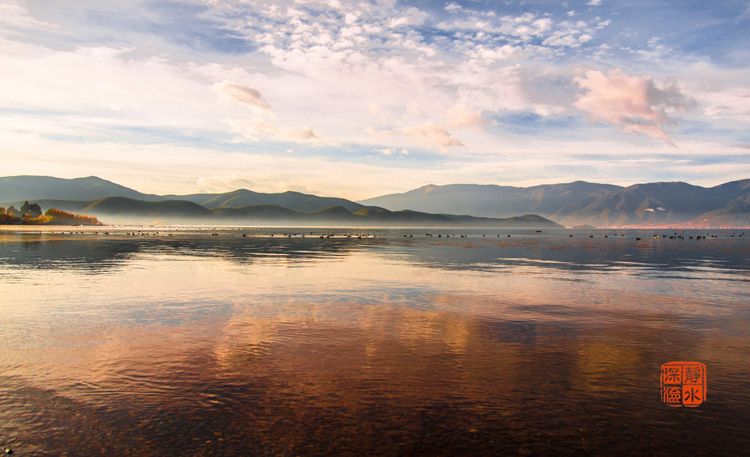 泸沽湖洗涤心灵的纯净之地,泸沽湖迷人的倒影