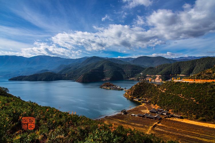 泸沽湖洗涤心灵的纯净之地,泸沽湖迷人的倒影